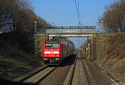 Mit der RB26573 nach Neuenburg (Baden) passiert die Freiburger 146 237 südlich von Bad Krozingen eine fotogene Feldwegbrücke, 16.3.2014.
