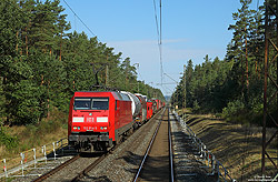 Kurz hinter Strullendorf (Strecke Bamberg - Fürth) begegnet mir die 152 054 mit einem gemischten Güterzug nach Nürnberg Rbf. Vom umfangreichen Streckenausbau ist hier an diesem 1.9.2022 noch nicht viel zu sehen.