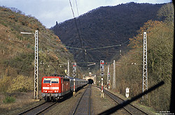 Mit einer Länge von 4205 Meter war der Kaiser-Wilhelm-Tunnel bis zur Eröffnung des Landrückentunnels der längste Eisenbahntunnel in Deutschland. Am 25.1.2004 war der Tunnel nur eingleisig befahrbar, sodass ich in Ediger-Eller den mit der 181 221 bespannten IC434 nach Luxemburg abwarten musste.