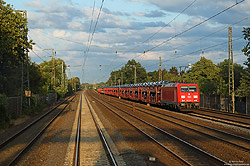 Bei Bremen Hbf befördert die 185 248 einen Autozug zum Nordseehafen Bremerhaven, 8.8.2019.