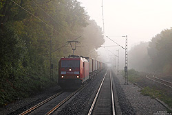 Der Morgennebel des 24.8.2011 lichtet sich gerade ein wenig, als mir bei Dülmen die Mannheimer 185 304 mit einem KV-Zug entgegen kommt.