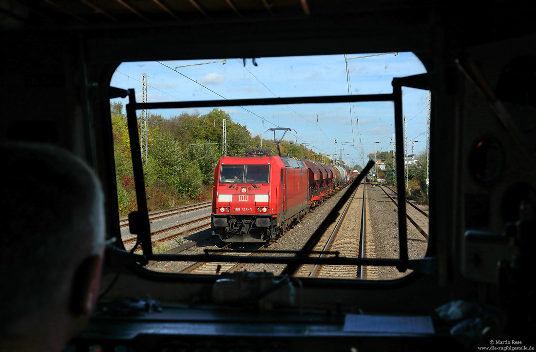 Blick aus dem Führerstandsfenster der 115 114 auf die 185 318 im Bahnhof Unna