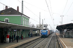 Der Bahnhof Müllheim (Baden) besaß einst ein stattliches Empfangsgebäude, welches allerdings dem Ausbau der Rheintalbahn weichen musste. Am 24.3.2013 habe ich hier die 185 536 fotografiert.