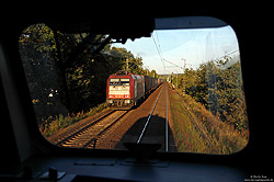 Nahe Heidesheim eilt die 185 599 am 30.9.2012 mit einem KV-Zug gen Norden, unverkennbar aus einer Lok der Baureihe 218 fotografiert.