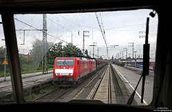 Aufgrund des Stromsystemwechsels durchfahren die 189 072 und 189 077 den Bahnhof Emmerich mit gesenkten Stromabnehmern, beobachtet aus der 120 131, die kurz zuvor der Nachtzug EN446 hier her gebracht hat.