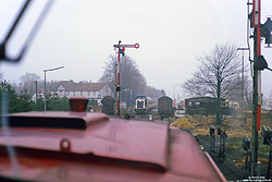 Eine Mitfahrt auf dem Führerstand der 211 270 von Delmenhorst nach Osnabrück ermöglichte am 27.2.1987 in Goldenstedt eine Aufnahme der 211 233 aus der Lokführerperspektive.