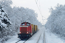 Zwischen Nauheim und Mainz Bischofsheim dieselt die 212 274 mit einem kurzen Bauzug durch die winterliche Landschaft, 9.12.2012.