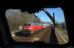 Im hohen Norden aus der ersten Reihe: 218 341 mit Intercity im Bahnhof Morsum