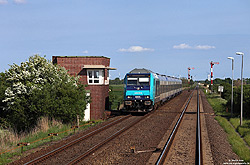 Im hohen Norden aus der ersten Reihe: 245 210 mit Stellwerk im Betriebsbahnhof Lehnshallig