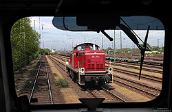 Im Bahnhof Köln-Kalk Nord rangiert am 5.5.2010 die designierte Museumslok 290 371, fotografiert aus der Abschlepplok 218 825.
