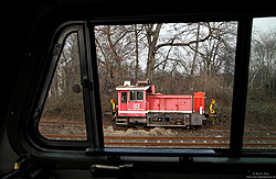 Blick aus dem Fenster der 218 813 am 21.2.2012 auf die ausgemusterte 335 236. Die Kleinlok wurde kurz darauf als „Gerät“ wieder in Betrieb genommen.
