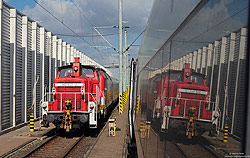 „Spieglein, Spieglein an der Wand“. Ein Blick aus dem Seitenfenster des ICE-Steuerwagens 808 032 in Köln Bbf. Hier rangiert die 362 547.
