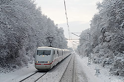 Unterwegs als ICE770 (Stuttgart Hbf – Hamburg-Altona) fährt der 401 004 am 9.12.2010 bei Groß Gerau-Dornheim über die winterliche Riedbahn.