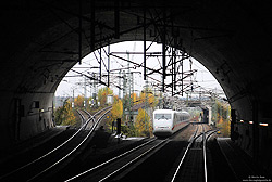 Am „XXL-Tunnelportal“ des Rollenbergtunnels zweigen die Strecken in Richtung Bruchsal und Heidelberg von der Schnellfahrstrecke Mannheim – Stuttgart ab. Hier fährt der ICE595 (Berlin Ostbahnhof – München Hbf am 29.10.2008 in das 3303 Meter lange Bauwerk ein.