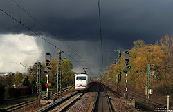 Auf meiner Fahrt von Basel Bad Bf nach Köln Hbf begegnete mir am 1.4.2010 bei Karlsruhe-Hagsfeld der vor einem Unwetter "flüchtende" ICE277.
