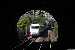 Bis zur Inbetriebnahme des Katzenbergtunnels mussten die Züge in Richtung Basel, nach weitgehend ungehinderter Fahrt durch das breite Rheintal, die Geschwindigkeit für die letzten Kilometer ab Schliengen stark drosseln. So auch der ICE72, der am 18.4.2011 mit gerade mal 80 km/h in den zwischen Rheinweiler und Istein befindlichen Kirchberg-Tunnel einfährt.