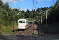 Begegnung auf der Schnellfahrstrecke Mannheim – Stuttgart zwischen Kraichtal und der Überleitstelle Eisenhut mit dem ICE1090 (München Hbf – Berlin Südkreuz), am 25.6.2014.