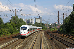 Auf seiner Fahrt von München Hbf über Paderborn Hbf nach Köln Hbf hat der 403 511 als ICE1224 soeben Essen Hbf verlassen, 9.8.2012.