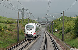 Mit 300 km/h donnert der ICE628 (Essen Hbf – München Hbf) am 17.5.2010 bei Bad Camberg über die „Rennbahn“.