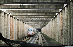 Beim Bau der Schnellfahrstrecke Köln – Rhein/Main mussten viele Kunstbauten errichtet werden. Darunter auch das Überführungsbauwerk Windhagen, wo die Strecke in Kilometer 47,0 die Bundesautobahn A3 kreuzt. Hier hat der ICE208 aus Basel am 26.1.2011 nur noch knapp 20 Kilometer bis zum nächsten Halt Siegburg/Bonn.