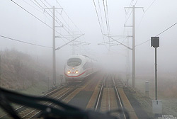 Dichte Nebel herrschte am 30.12.2016 zwischen Köln und Frankfurt. In Limburg Süd musste ich schon sehr schnell reagieren, um den entgegenkommenden ICE auf den Chip zu bannen!