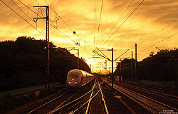 Der 13.6.2013 war mal wieder ein typischer verregneter Junitag! Erst am späten Abend zeigte sich die Sonne noch kurzzeitig am Horizont und hüllte das Rheinland in ein gelbes Licht. Als mir am Abzweig Flughafen Nordwest gegen 21:30 Uhr der ICE227 begegnete, drückte ich auf den Auslöser.