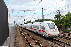 412 001 als ICE593 in Mannheim-Waldhof, gesehen aus dem 401 589.