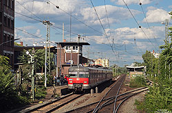 Unterwegs als S8 nach Wiesbaden Hbf macht am 24.8.2010 ein 420-Doppel in Rüsselsheim Station. Die „heiligen ET“ der Baureihe 420 trugen einst die Gesamtlast des S-Bahnverkehrs in München, Stuttgart, Frankfurt und an Rhein und Ruhr.