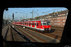 Beim Warten auf die Einfahrt in den Düsseldorfer Hauptbahnhof begegnet mir am 23.10.2019 der 420 919, der als S68 auf dem Weg nach Langenfeld ist. Unverkennbar aus einer "Bügelfalte" der Baureihe 110 fotografiert.