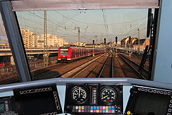 Immer wieder kommt man auf der Fahrt von Mainz Hbf nach Mannheim Hbf in Ludwigshafen außerplanmäßig zum Halten. Bei einem solchen Halt habe ich am 22.3.2010 die RB18064 (Mannheim-Friedrichsfeld – Mainz Hbf) abgelichtet.