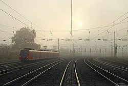 Die morgendliche Sonne des 13.11.2012 kämpft sich gerade durch den Frühnebel, als der 425 755 als RB38722 (Mannheim-Friedrichsfeld – Mainz Hbf) in Mannheim Hbf einfährt.