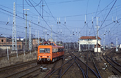 Eine Mitfahrt auf einer Lok der Baureihe 232 von Wallhausen bis Blankenheim ermöglichte mir am 18.3.1999 ein Foto „aus der ersten Reihe“ im Bahnhof Sangerhausen.