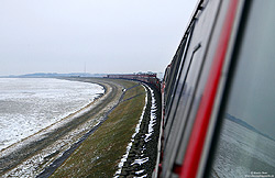 Im hohen Norden aus der ersten Reihe: Blick aus einer Lok der Baureihe 218 auf den Hindenburgdamm