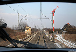 Zwischen Karlsruhe und Rastatt befand sich mit der Blockstelle Bashaide noch eine klassische, mit Formsignalen ausgerüstete Zugfolgestelle. Die Blockstelle war allerdings zumeist durchgeschaltet und nur besetzt, wenn auf der parallel führenden Strecke über Ettlingen West Bauarbeiten stattfanden. Als ich hier am 10.2.2012 gen Norden fuhr, war die Blockstelle allerdings bereits auf Dauer unbesetzt. Im Zuge der Neubaustrecke durch den Rastatter Tunnel wurde hier der Abzweigbahnhof Bashaide errichtet.
