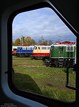 Wie vor 40 Jahren: in Köln Bbf geben sich die E40 1313, 112 265 und 110 448 des Unternehmens TRI ein Stelldichein, fotografiert am 3.11.2025 aus der 101 001 des DB-Museums.