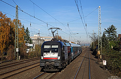Seit Juli 2012 verkehrt der Hamburg-Köln-Express (HKX) zwischen Hamburg Hbf und Köln Hbf. Schon wenige Monate nach Betriebsstart hatte das Unternehmen mit massivem Wagenmangel zu kämpfen. Am 14.11.2012 kam der HKX etwas „eingelaufen“ daher: Mit nur zwei Wagen, dafür aber zwei Lokomotiven, war der HKX1800 bei Duisburg-Großenbaum auf dem Weg nach Köln Hbf.