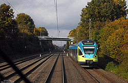ET002 der Westfalenbahn auf der eingleisigen Strecke Kirchlengern – Herford bei Hiddenhausen-Schweicheln