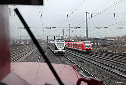 Blick von der V60 615 der Museumseisenbahn Hamm am 9.3.2013 im Bahnhof Witten Hbf auf die einfahrenden Triebwagen der Linien S5 nach Mönchengladbach und RE16 nach Iserlohn.