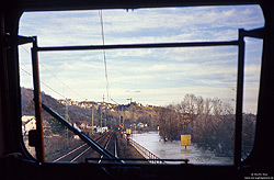 Ende Januar 1995 führte der Regen und die Schneeschmelze zu einem Jahrhunderthochwasser an Rhein und Mosel. Am Nachmittag des 30.1.1995 fuhr ich auf der rechten Rheinstrecke auf der 140 184 nach Koblenz. Nahe Linz konnten auf der Bundesstraße 42, wo sonst die Autos fahren, nur noch Boote eingesetzt werden!