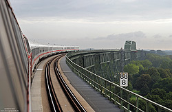Der Blick aus dem Seitenfenster der 218 366 auf die Hochbrücke und den IC2314 zeigt wie eindrucksvoll diesen Bauwerk ist, 24.9.2009!