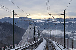 Das Hallerbachtal mit der 992 Meter langen Hallerbachtalbrücke und der 387 Meter langen Wiedtalbrücke ist eine der eindrucksvollsten Stellen auf der Schnellfahrstrecke Köln-Rhein/Main. Aus Köln kommende Züge erreichen hier erstmalig die 300km/h-Marke. So auch mein 403 051, mit dem ich an diesem 21.2.2010 auf dem Weg von Köln nach Karlsruhe war.