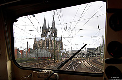 Blick aus einer Bügelfalte (Baureihe 110) bei der Einfahrt in den Kölner Hauptbahnhof