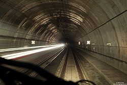 Eine Störung an der Linienzugbeeinflussung (LZB) führte am 18.1.2013 dazu, dass sich der Verkehr auf der Schnellfahrstrecke Köln-Rhein/Main bei Idstein staute. So kam ich mit dem ICE103 vor dem im Idsteiner Tunnel befindlichen LZB-Block 09509 zum Halten. Hier begegnete mir ein (verständlicherweise) unerkannt gebliebener ICE3.