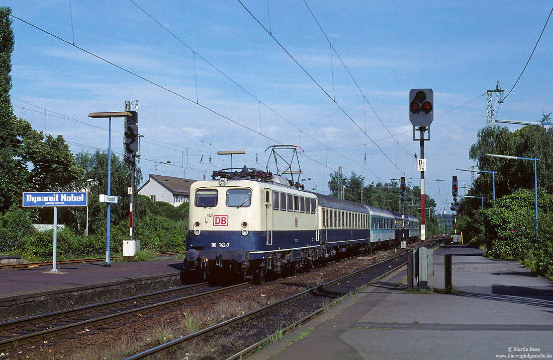 110 142 mit RE nach Venlo am alten Bahnsteig in Troisdorf
