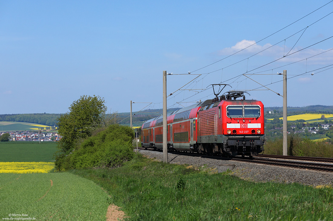 143 227 mit Regionalbahn auf der Strecke Limburg - Frankfurt bei Bad Camberg