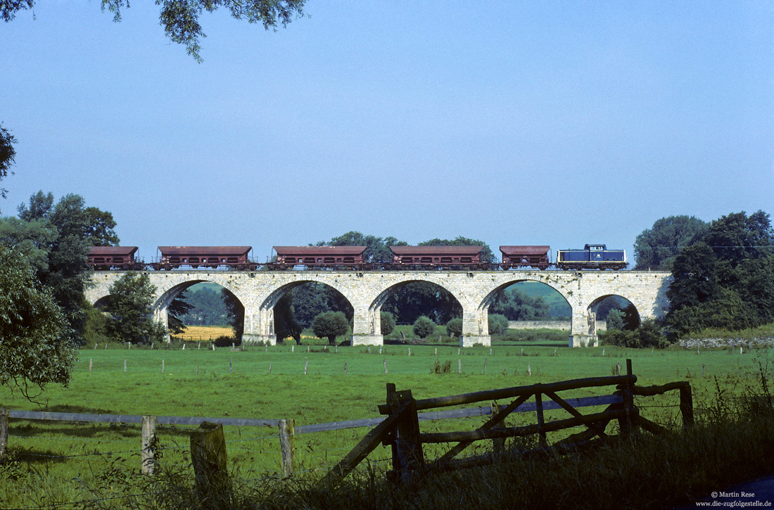 211 016 mit Güterzug nach Büren auf dem Viadukt bei Tudorf