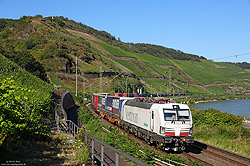 193 968 mit einem KV-Zug bei Boppard auf der linken Rheinstrecke