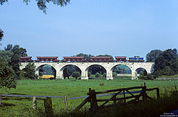211 016 mit Güterzug nach Büren auf dem Viadukt bei Tudorf